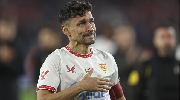 Jesús Navas er beæret over at modtage en trøje signeret af Real Madrid-spillere
